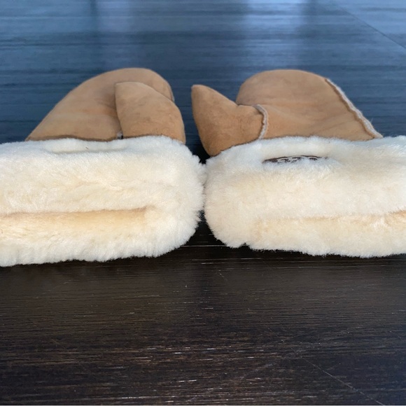 UGG Australia Sheepskin Heritage Logo Mittens Women’s size L/XL - Picture 6 of 7